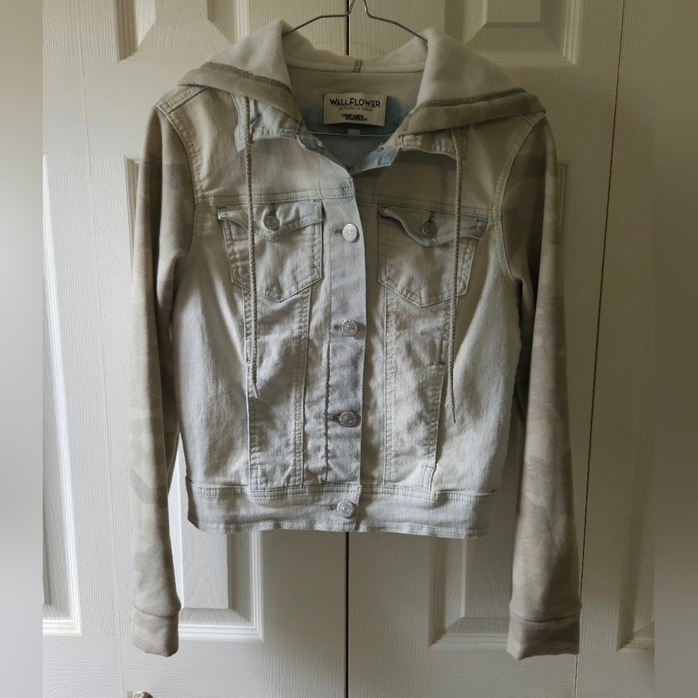 Wallflower Cropped Acid Washed Authentic Denim & Sherpa Lined Jacket, size Small